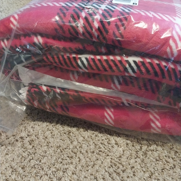 NWT Victoria's Secret 2024 Cozy Plush Fleece Blanket 60" X 50" Plaid MSRP $70 - Picture 3 of 4